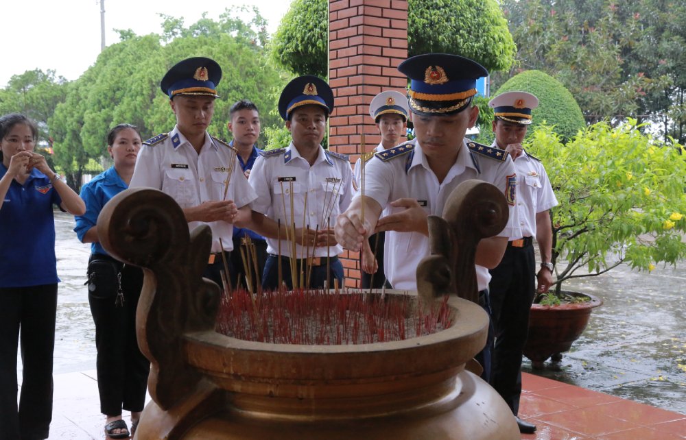 Union members and youth of the Coast Guard Region 4 Command burned incense to pay tribute at the historical relic site of the Vietnam Communist Prisoner's Prison - Phu Quoc. Photo: Quang Vinh