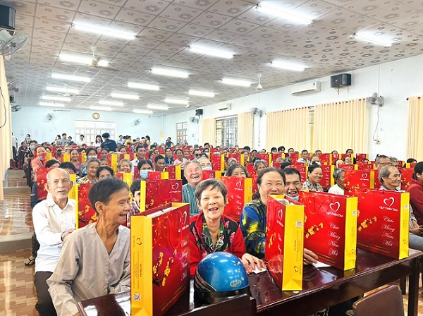 Moi dip Le Tet, Quy Thien Tam luon deu dan trao hang tram nghin suat qua toi cac gia dinh chinh sach, nhung manh doi kho khan.