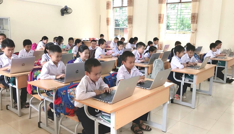 Hang chuc ngan bo may tinh moi duoc Quy Thien Tam trao tang cho cac em hoc sinh vung sau, vung xa de uom mam tri thuc va trao co hoi tiep can cong nghe thong tin trong thoi dai so