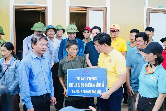  Dai dien Quy Thien Tam trao bien tuong trung tang khu nha tam on dinh cuoc song cho ba con lang Nu sau tham hoa do bao Yagi nam 2024