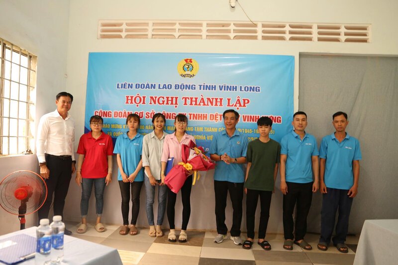 노동조합 집행위원회는 최근 빈롱성 노동총연맹으로부터 결정을 받았습니다. 사진: 빈롱성 노동총연맹