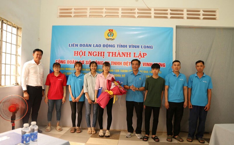 The Executive Committee of the new grassroots trade union received the decision from the Vinh Long Provincial Federation of Labor. Photo: Vinh Long Provincial Federation of Labor