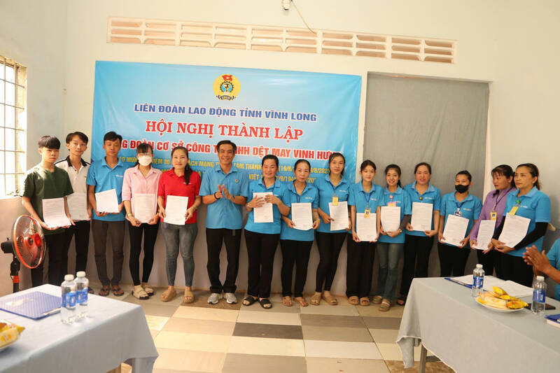 Ban Chap hanh cong doan co so ra mat, san sang hoat dong bao ve quyen loi nguoi lao dong. LDLD tinh Vinh Long