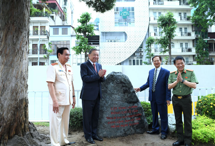 General Secretary To Lam and delegates planted souvenir trees in the premises of the Ministry of Public Security Headquarters. Photo: Ministry of Public Security