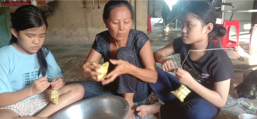 2人の姉妹は父親を亡くし、現在祖父母と一緒に暮らしています。写真:Dieu Hien