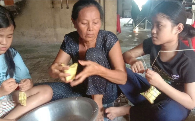 The two sisters are orphans and currently live with their grandparents. Photo: Dieu Hien