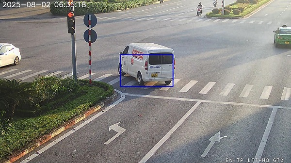 Coche con matricula de Ciudad Ho Chi Minh multado en Bac Ninh. Foto: Policia de Bac Ninh