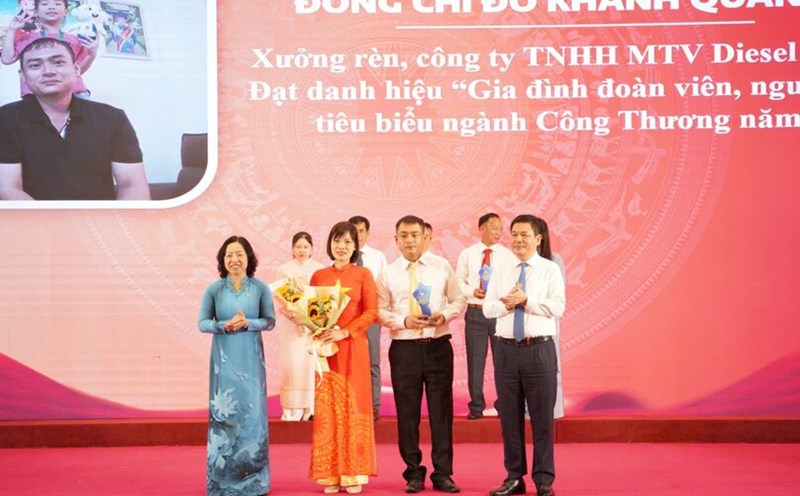 Minister of Industry and Trade Nguyen Hong Dien (far right) and Permanent Vice President Thai Thu Xuong (far right) presented awards to exemplary worker families. Photo: Phu Temple