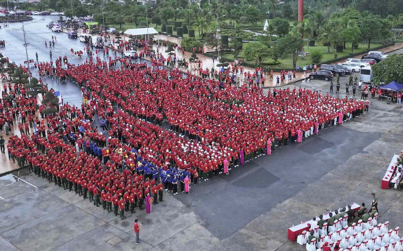 More than 5,000 people participated in the "Marching Along with Vietnam" walk in Quang Tri. Photo: Hai Nhan