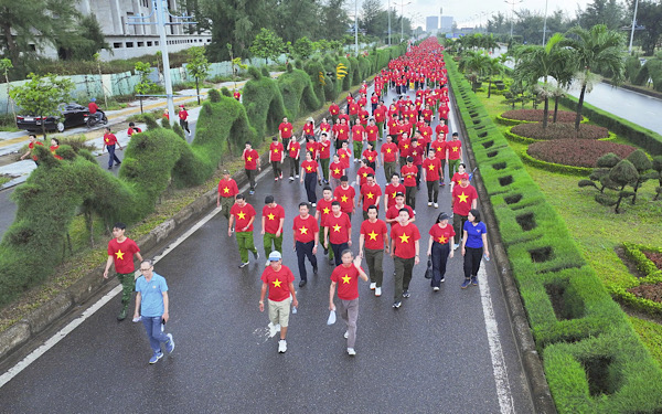 Nguoi tham gia chuong trinh mac ao co do sao vang. Anh: Hai Nhan