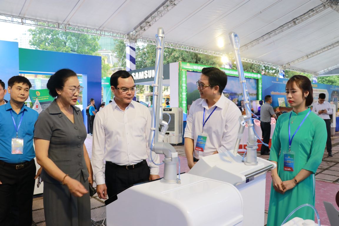응우옌딘캉 중앙당 위원 베트남 조국전선 중앙위원회 부위원장 베트남 노동총연맹 위원장이 베트남 의료 노동조합 부스를 방문하고 있습니다. 사진: 응우옌탐