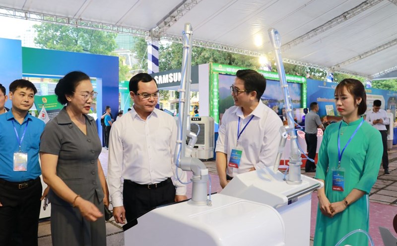 Mr. Nguyen Dinh Khang - Member of the Party Central Committee, Vice Chairman of the Central Committee of the Vietnam Fatherland Front, President of the Vietnam General Confederation of Labor visited the booth of the Vietnam Health Trade Union. Photo: Nguyen Tham