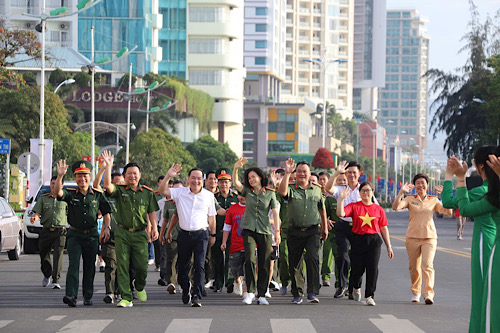 National walking program "Marching forward with Vietnam" in Khanh Hoa province. Photo: Phuong Linh