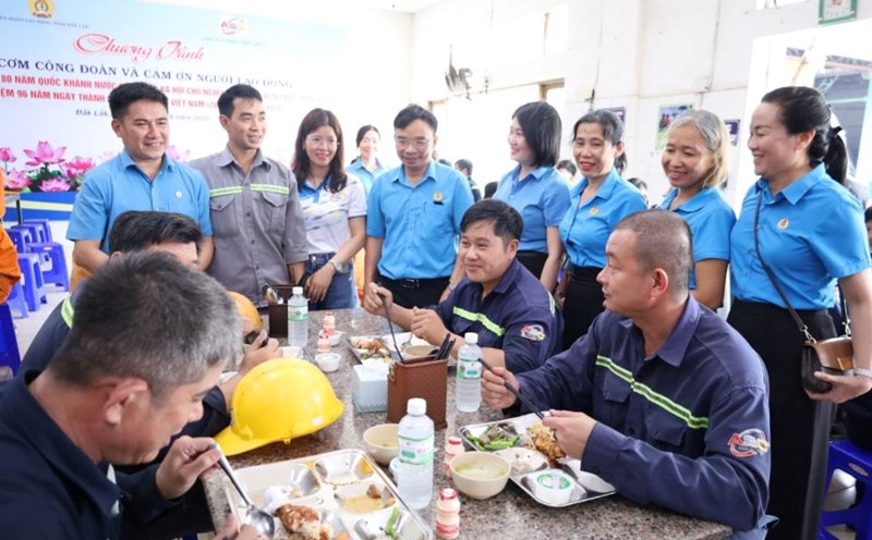 Leaders of the Dak Lak Provincial Federation of Labor attended the "Union Meal" program with workers. Photo: Kim Bao