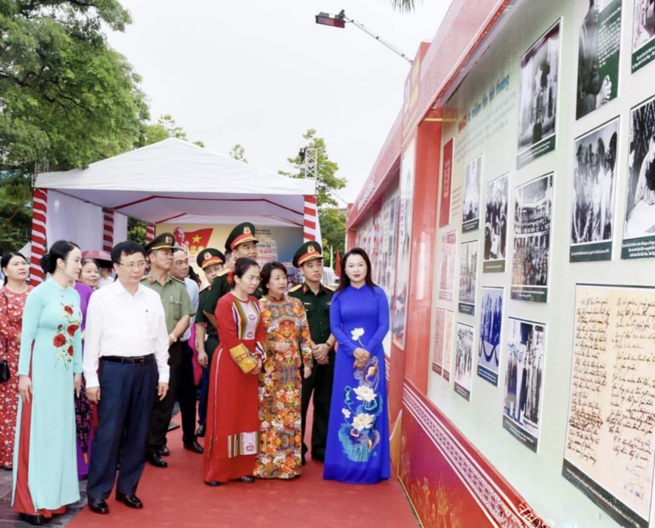 Cac dai bieu va nhan dan tham quan trung bay chuyen de. Anh: Cong Kien