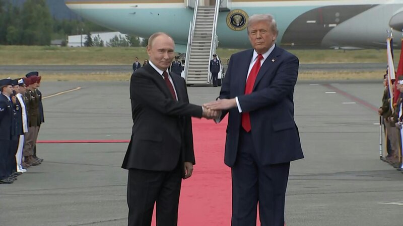 US President Donald Trump and Russian President Vladimir Putin met before the talks on August 15. Photo: AFP