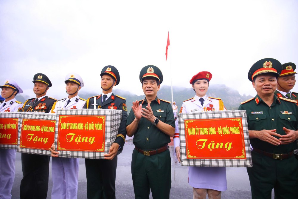 Dai tuong Phan Van Giang va cac dai bieu tang qua, dong vien cac luc luong tham gia dieu binh A80. Anh: Tran Vuong