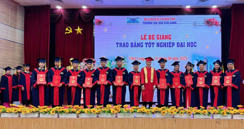 Lideres de la Universidad Cuu Long entregan diplomas de graduacion a estudiantes. Foto: Hoang Loc