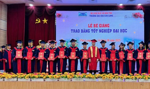 Lãnh đạo Đại học Cửu Long trao bằng tốt nghiệp cho sinh viên. Ảnh: Hoàng Lộc