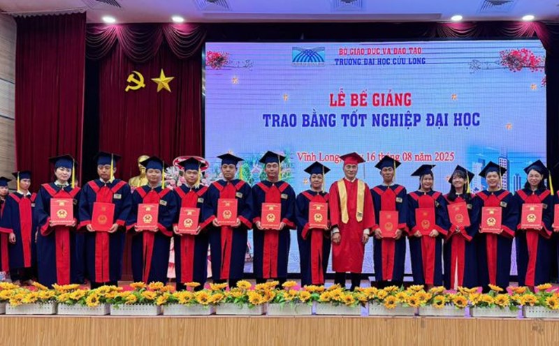 The leaders of Mekong University awarded graduation certificates to students. Photo: Hoang Loc