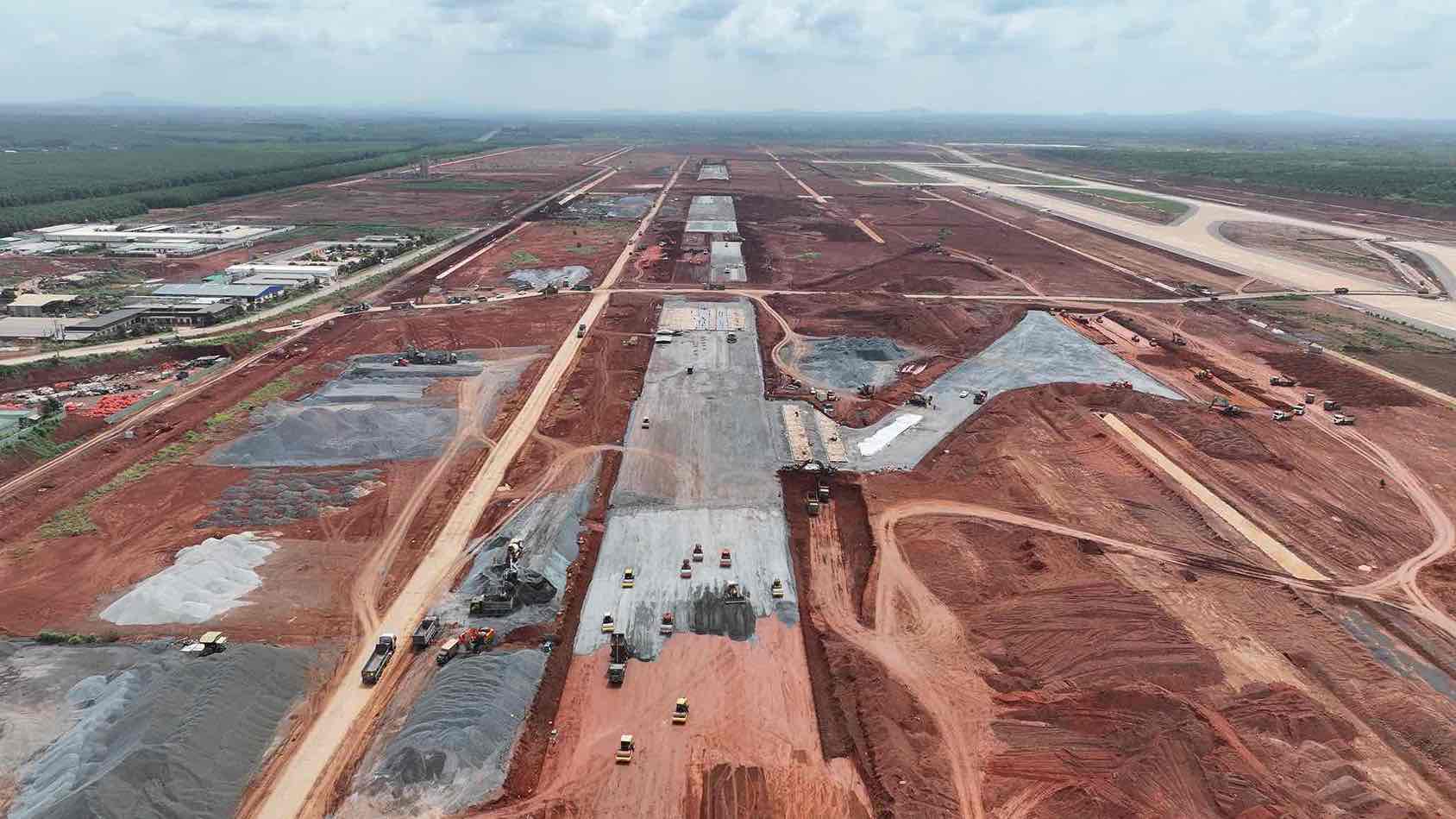 Duong cat ha canh thu 2 san bay Long Thanh co quy mo dai 4 km, rong 75m hien dang duoc thi cong dong loat.