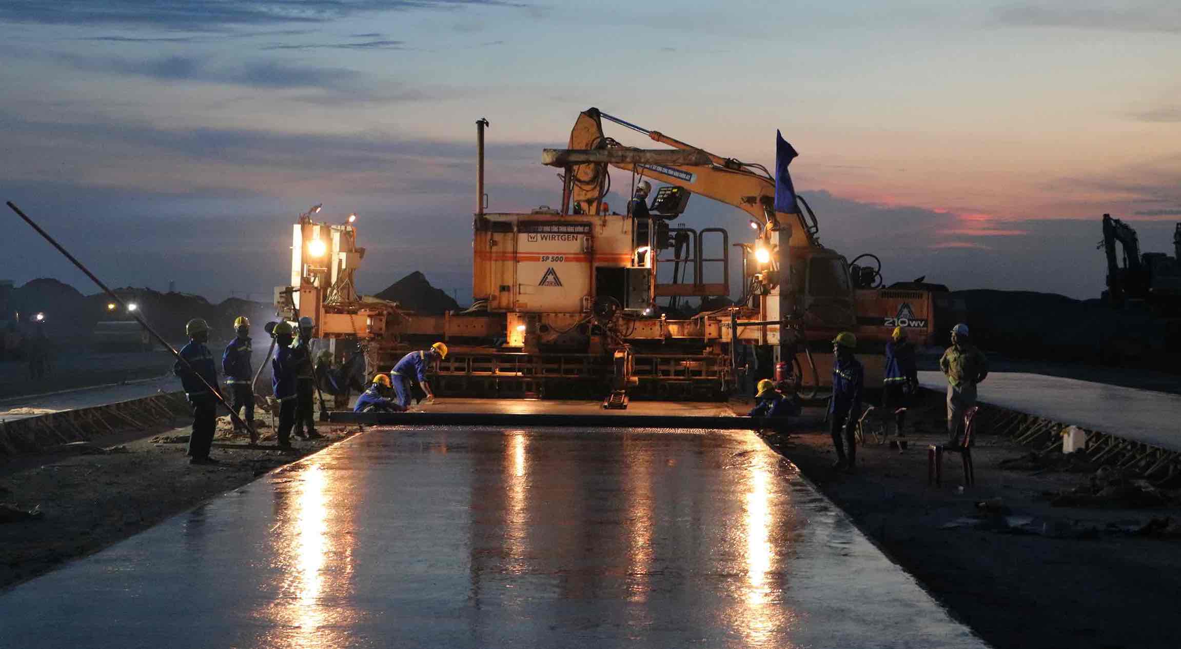 Tren cong truong thi cong duong cat ha canh so 2 san bay Long Thanh, may rai be tong cong suat lon hoat dong lien tuc, tung lop vat lieu duoc san gat, ep chat theo dung tieu chuan ky thuat.