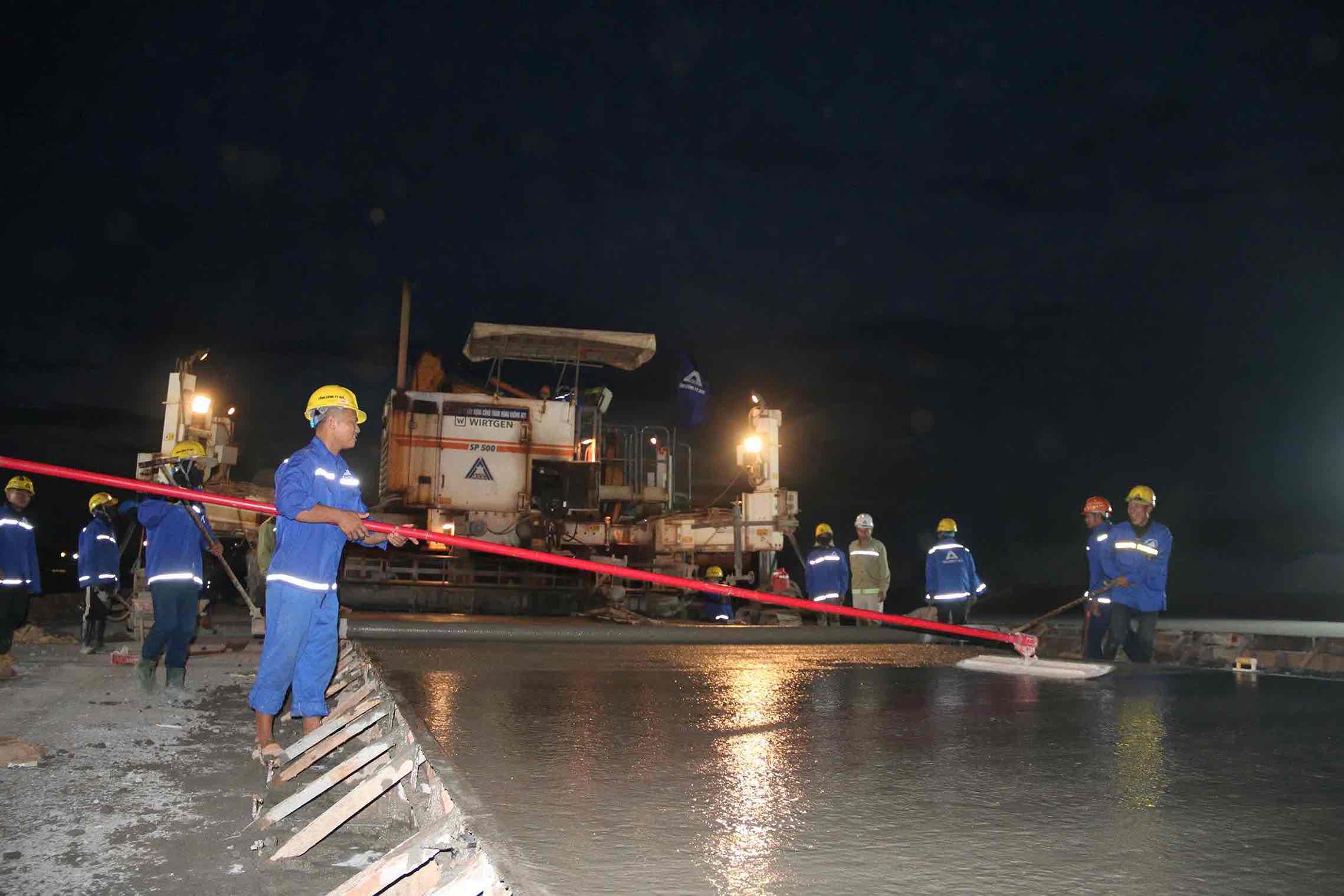 Cac can bo, ky su, cong nhan nguoi lao dong thi cong trong khong khi khan truong, nhung dam bao chat luong.