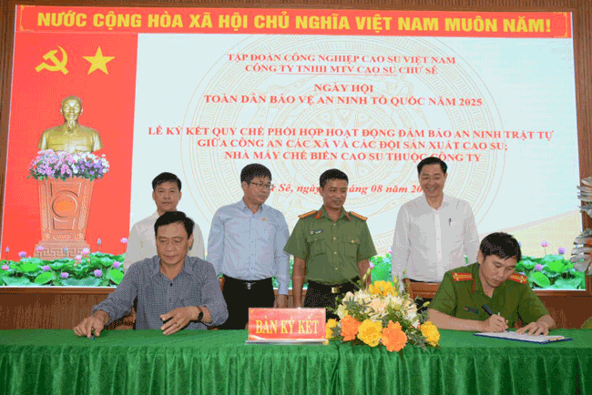 Gia Lai의 면 공안과 협력 계약을 체결한 Ia H’lop 고무 생산팀 대표. 사진: Van Vinh