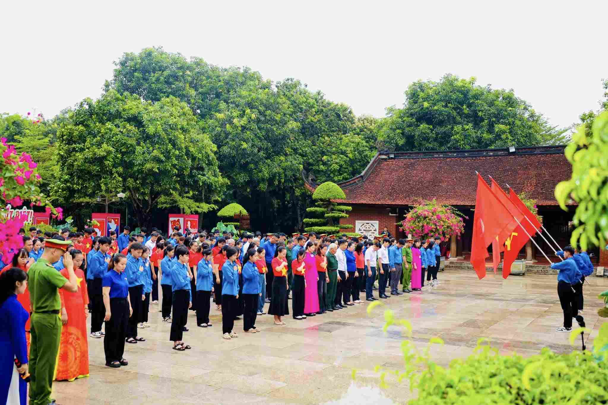 La Union Provincial de Jovenes de Nghe An organiza la Ceremonia de Desfile de la Bandera 'Amo a mi Patria' en el Sitio Historico Nacional Especial Kim Lien. Foto: Minh Quan