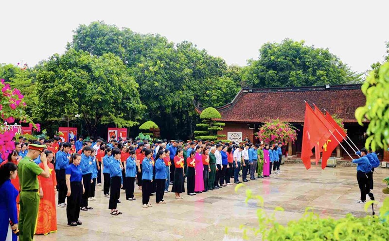 Nghe An Provincial Youth Union held a flag-raising ceremony "I love my Fatherland" at Kim Lien Special National Monument. Photo: Minh Quan