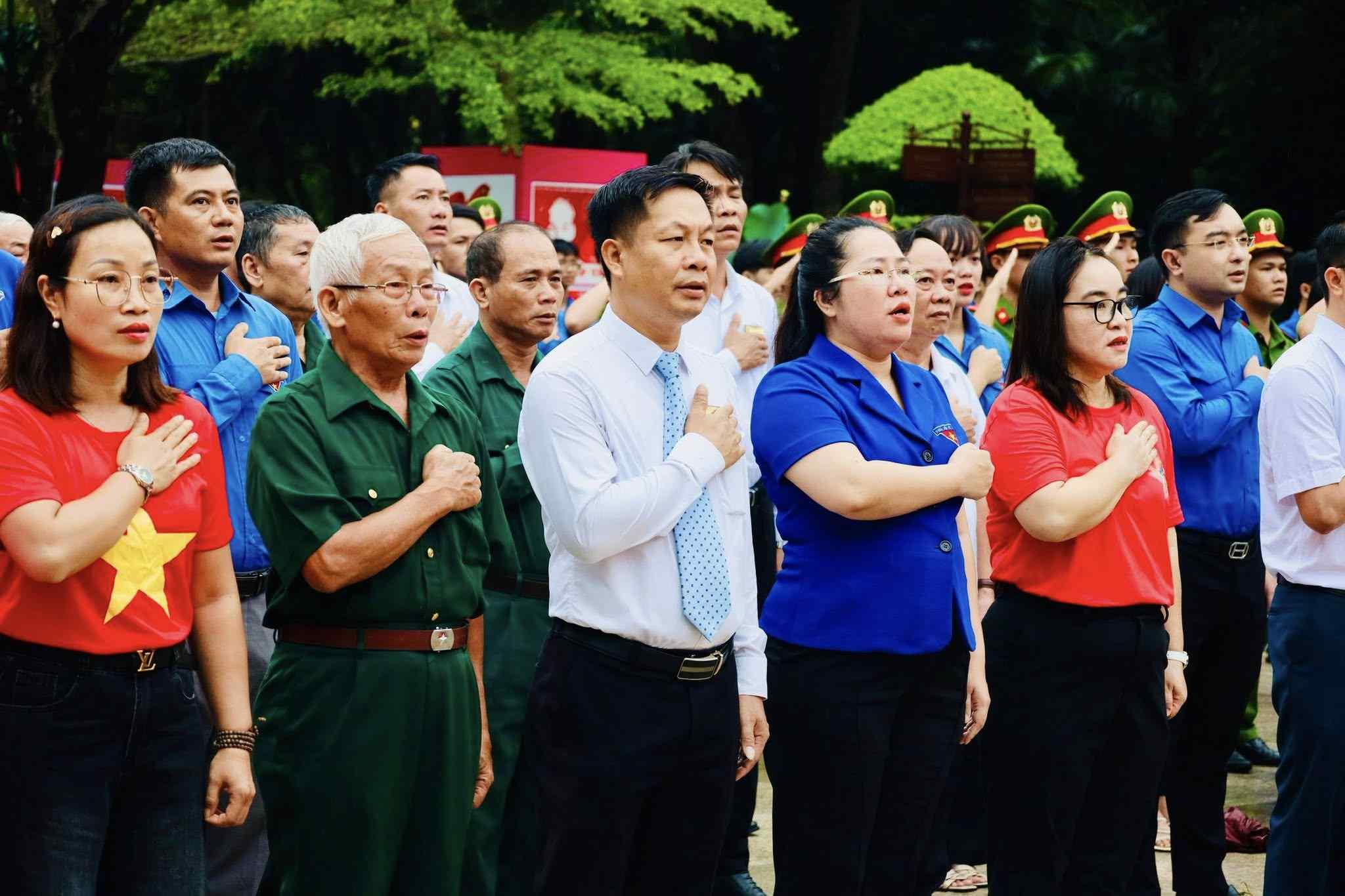 Cac dai bieu thuc hien nghi thuc chao co. Anh: Minh Quan