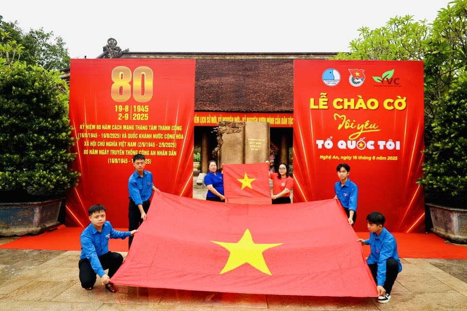 Mang luoi tinh nguyen Quoc gia khu vuc mien Trung trao tang co To quoc tu Truong Sa va anh Bac Ho cho Tinh doan Nghe An. Anh: Minh Quan
