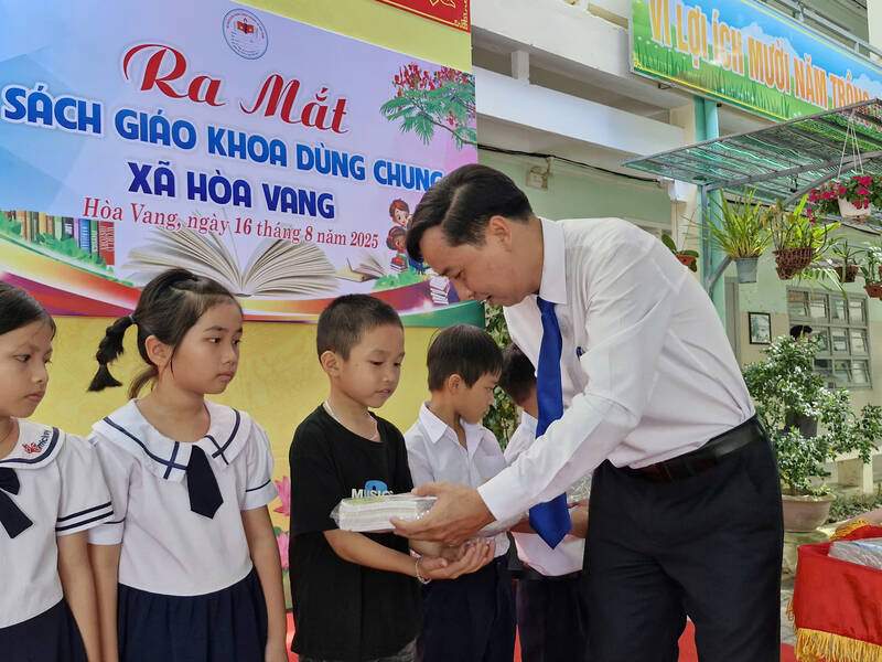 El presidente del Comite Popular de la comuna de Hoa Vang (ciudad de Da Nang) Le Phu Nguyen se presento para pedir el establecimiento de una biblioteca comun de 551 millones de VND. Foto: Thu Giang