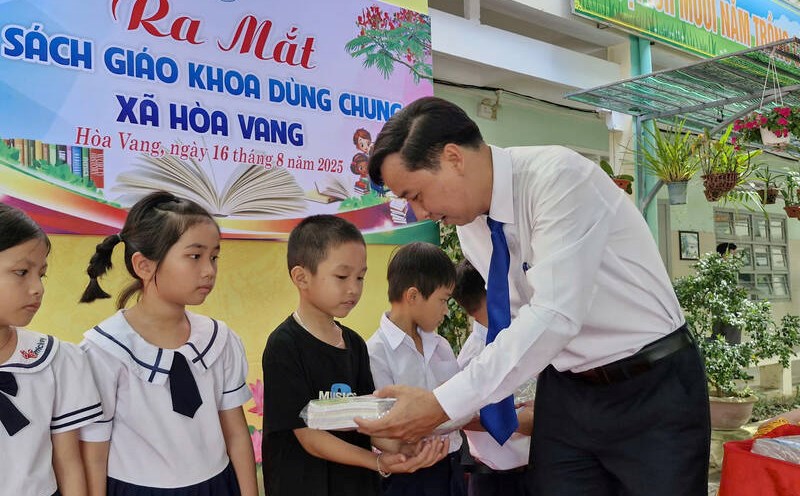 Chairman of the People's Committee of Hoa Vang Commune (Da Nang City) Le Phu Nguyen has called for the establishment of a common textbook ward of 551 million VND. Photo: Thu Giang