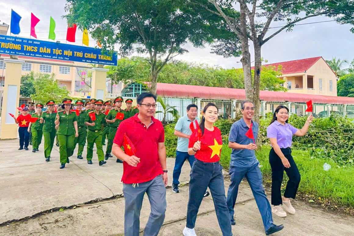 Hinh anh tham gia su kien tai cac diem tren dia ban TP Can Tho. Anh: Cong an Can Tho