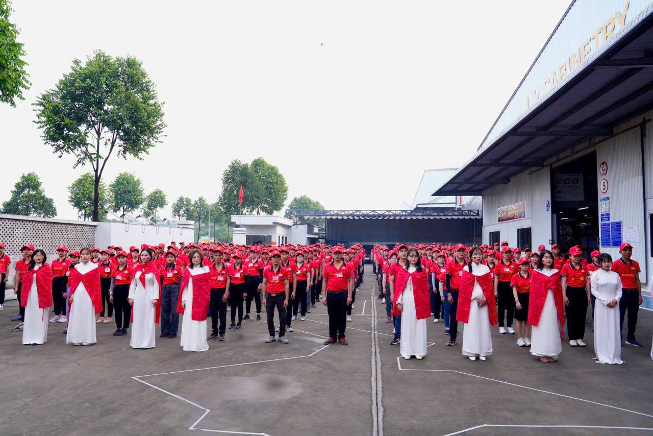 Liv suatry 유한회사 노동조합은 9월 2일 국경일 기념 국기 게양식과 노동자 포상 정보를 조직했습니다. 사진: 노동조합 제공