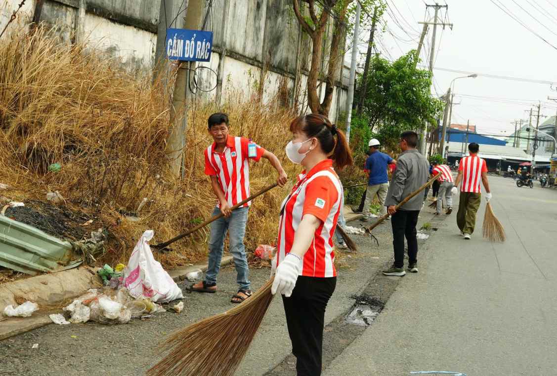 Nhieu tuyen duong duoc don sach. Anh: Cong doan phuong Tan Dong Hiep cung cap
