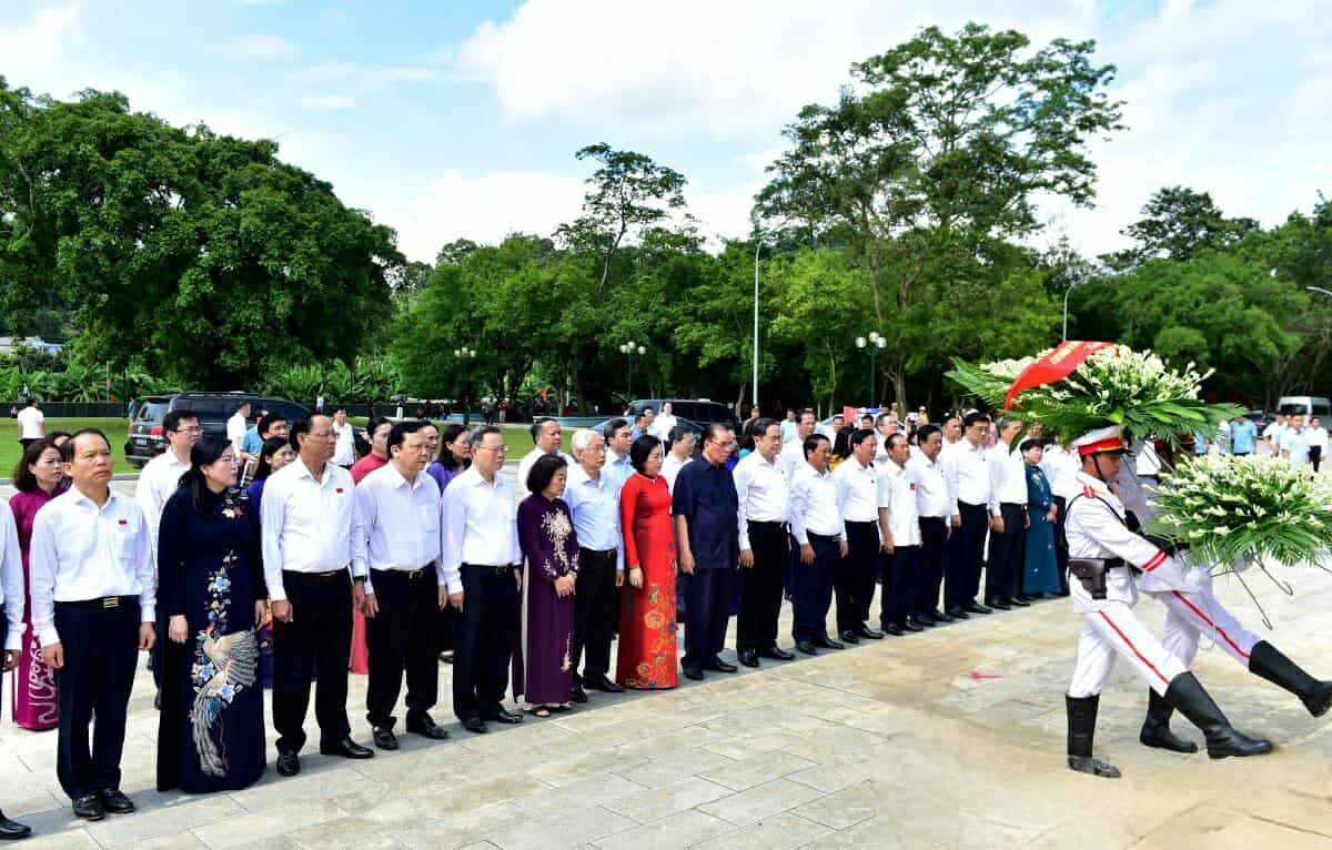 National Assembly Chairman Tran Thanh Man and the working delegation offered flowers at Uncle Ho Monument in Tan Trao. Photo: Ngoc Hung