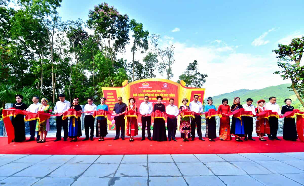 Chu tich Quoc hoi Tran Thanh Man cung cac dai bieu thuc hien nghi thuc cat bang khanh thanh Nha tuong niem Chu tich Ton Duc Thang. Anh: Ngoc Hung
