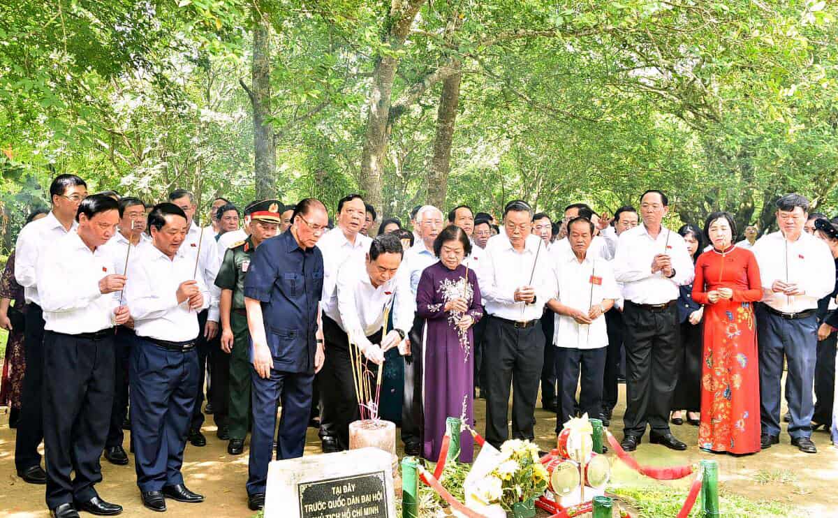 Chu tich Quoc hoi Tran Thanh Man dang huong tai dinh Tan Trao. Anh: Ngoc Hung