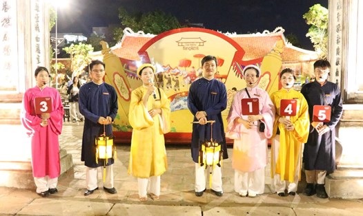 Tour đêm Dấu thiêng Hàng Kênh ở Hải Phòng. Ảnh: Băng Tâm