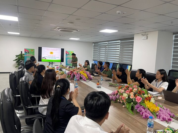 Phong An ninh kinh te tang cuong tuyen truyen phap luat dam bao an ninh, an toan tai cac co quan, doanh nghiep. Anh: Cong an tinh Hung Yen 