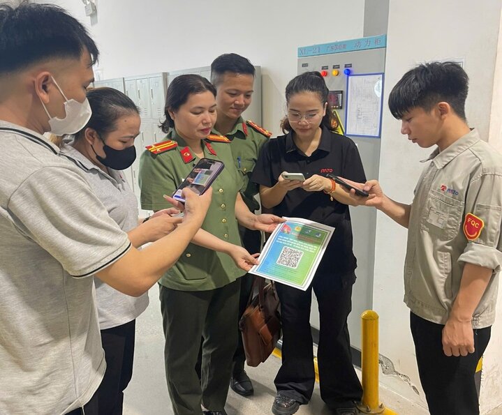 흥옌은 노동자와 기업에 대한 법률 홍보를 강화합니다. 사진: 흥옌성 공안