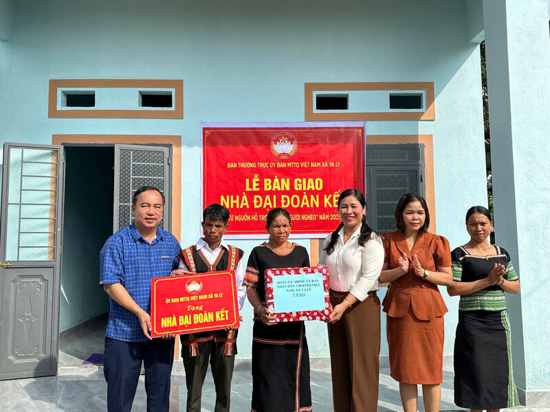 El Comite del Frente de la Patria de Vietnam de la comuna de Ya Ly provincia de Quang Ngai organiza la ceremonia de entrega de la casa 'Gran Unidad' al hogar del Sr. A Kliu un hogar pobre con circunstancias especialmente dificiles de vivienda. Foto: SIU H''TEN