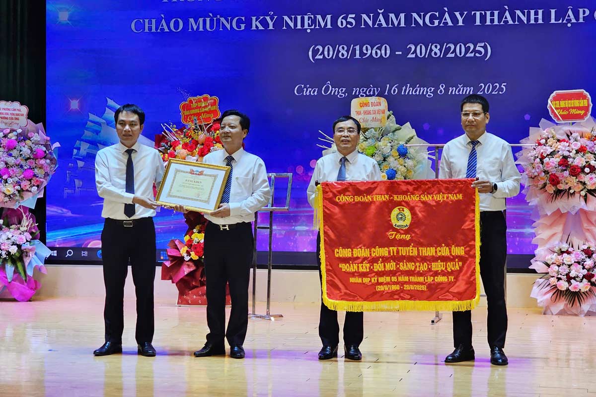 쿠아옹 석탄 선별 회사가 TKV로부터 표창장을 받았고 베트남 석탄 광물 노동조합으로부터 휘장을 받았습니다. 사진: 도안 흥