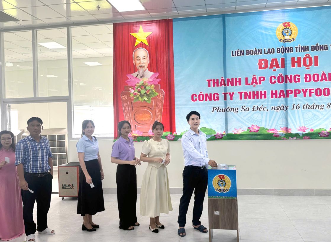 Dai bieu tham gia bo phieu cong khai bau Ban chap hanh. Anh: Thanh Mai