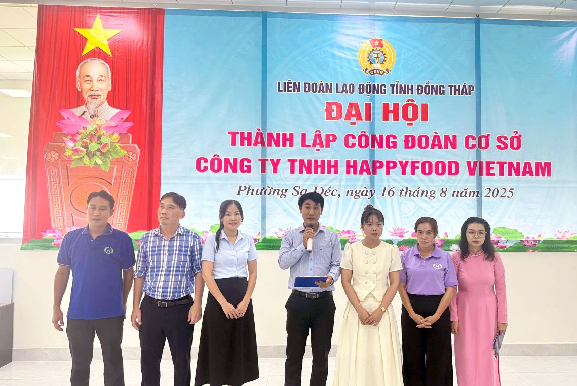 Ban chap hanh Cong doan co so ra mat va phat bieu hua hen. Anh: Thanh Mai
