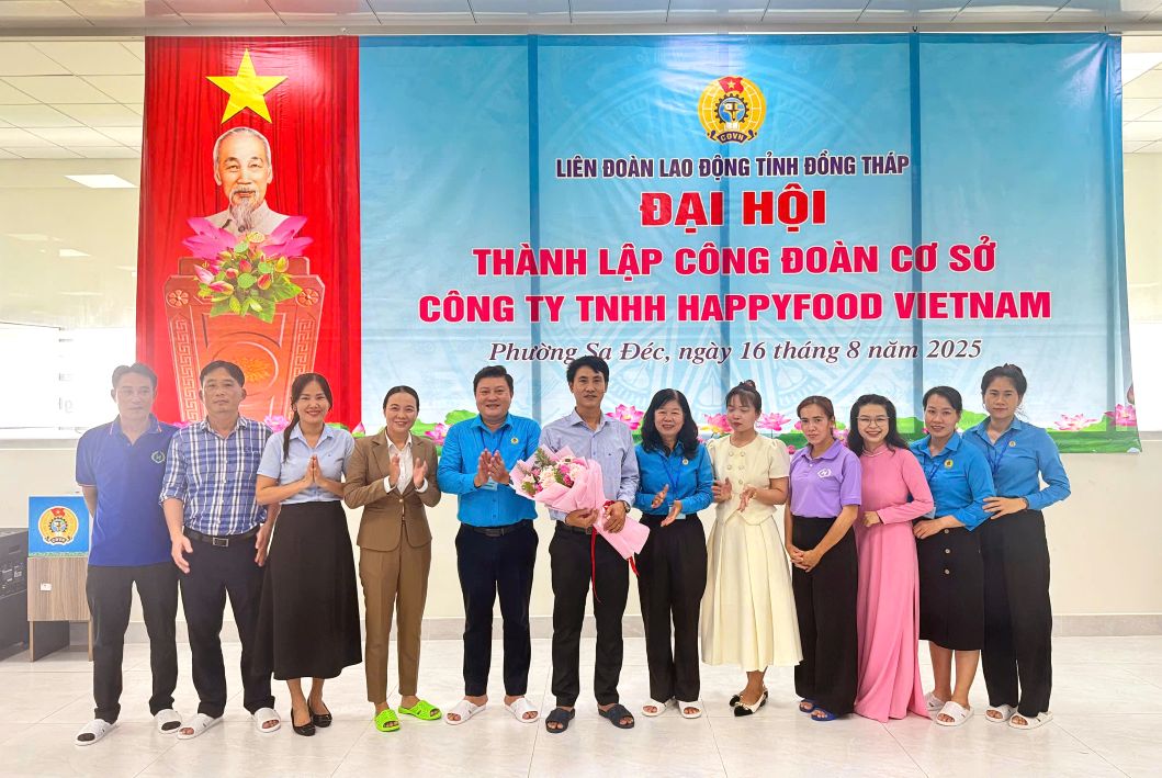 Ba Huynh Thi Tuyet Vui - Chu tich LDLD tinh Dong Thap va Truong Bo phan Cong doan cac khu cong nghiep Dong Thap tang hoa chuc mung Ban chap hanh. Anh: Thanh Mai