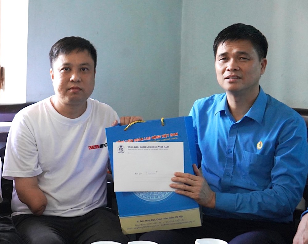 Nhan dip Thang Cong nhan 2025, Pho Chu tich Tong LDLDVN Ngo Duy Hieu tang qua cho cong nhan o Hai Phong bi tai nan lao dong. Anh: Mai Dung