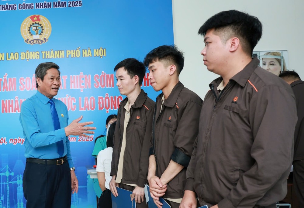 Pho Chu tich Tong LDLDVN Huynh Thanh Xuan dong vien CNLD o diem kham suc khoe mien phi tai Le phat dong Thang Cong nhan va Thang Hanh dong ve An toan ve sinh lao dong 2025 tai Thach That, (Ha Noi) ngay 18.4. Anh: Hai Nguyen